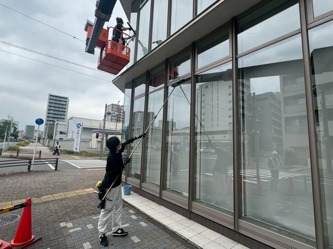 今日は高所ガラス作業